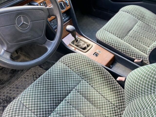 Синій Мерседес 250, об'ємом двигуна 2.5 л та пробігом 400 тис. км за 2699 $, фото 13 на Automoto.ua