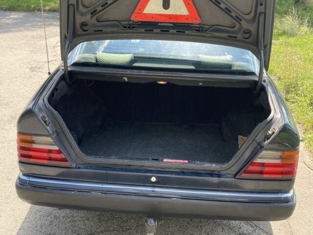 Синій Мерседес 250, об'ємом двигуна 2.5 л та пробігом 400 тис. км за 2699 $, фото 4 на Automoto.ua