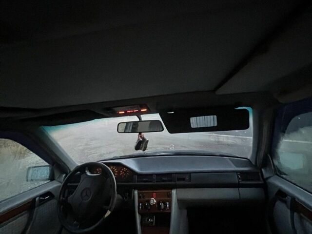 Синий Мерседес 250, объемом двигателя 2.5 л и пробегом 340 тыс. км за 2300 $, фото 4 на Automoto.ua