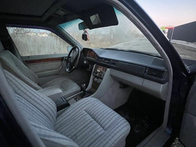 Синий Мерседес 250, объемом двигателя 2.5 л и пробегом 340 тыс. км за 2300 $, фото 2 на Automoto.ua