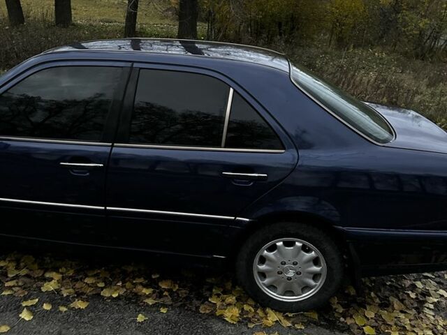 Синій Мерседес 250, об'ємом двигуна 2.5 л та пробігом 500 тис. км за 2999 $, фото 4 на Automoto.ua