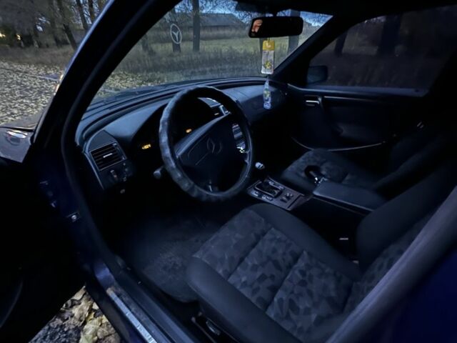 Синій Мерседес 250, об'ємом двигуна 2.5 л та пробігом 500 тис. км за 2999 $, фото 11 на Automoto.ua