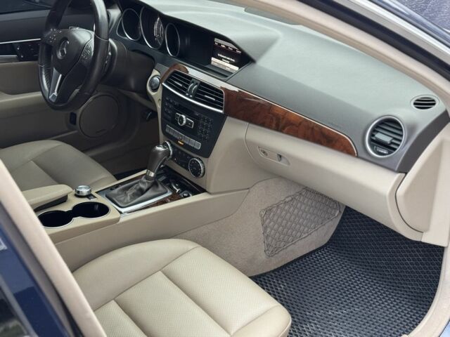 Синий Мерседес 250, объемом двигателя 1.8 л и пробегом 155 тыс. км за 11900 $, фото 17 на Automoto.ua