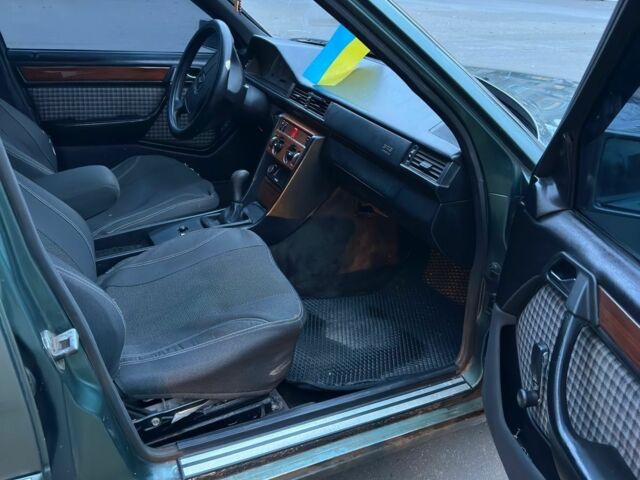 Зеленый Мерседес 250, объемом двигателя 2.5 л и пробегом 380 тыс. км за 1779 $, фото 1 на Automoto.ua