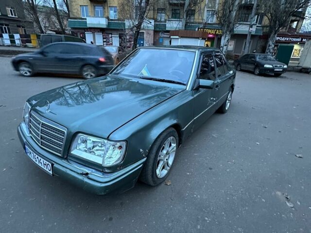 Зеленый Мерседес 250, объемом двигателя 2.5 л и пробегом 380 тыс. км за 1779 $, фото 5 на Automoto.ua