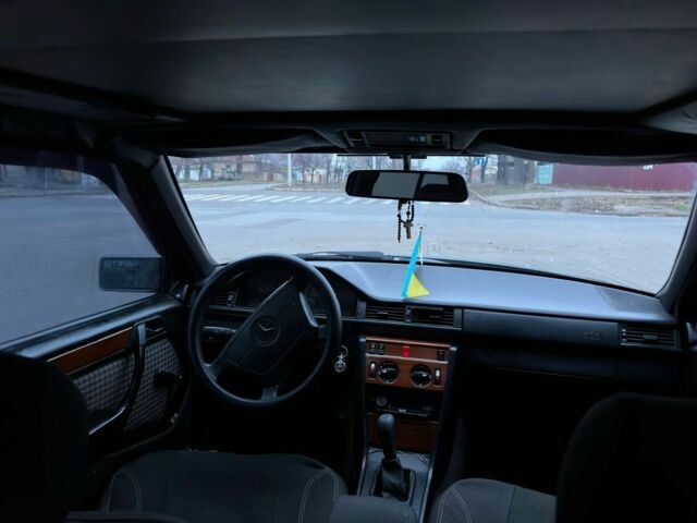 Зеленый Мерседес 250, объемом двигателя 2.5 л и пробегом 380 тыс. км за 1779 $, фото 8 на Automoto.ua