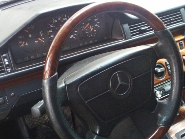 Зелений Мерседес 250, об'ємом двигуна 2.5 л та пробігом 299 тис. км за 4875 $, фото 6 на Automoto.ua