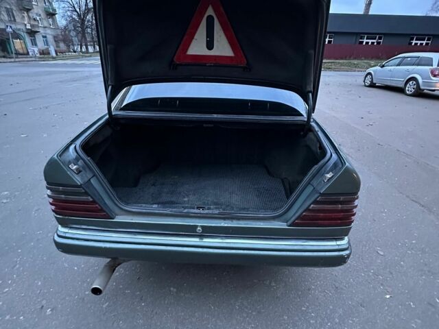 Зеленый Мерседес 250, объемом двигателя 2.5 л и пробегом 380 тыс. км за 1779 $, фото 4 на Automoto.ua