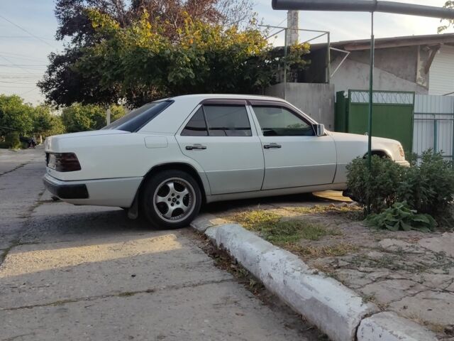 Білий Мерседес 260, об'ємом двигуна 2.6 л та пробігом 400 тис. км за 2500 $, фото 3 на Automoto.ua