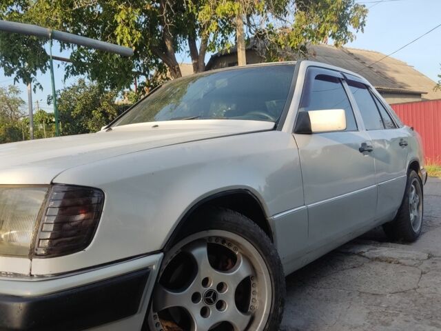 Білий Мерседес 260, об'ємом двигуна 2.6 л та пробігом 400 тис. км за 2500 $, фото 1 на Automoto.ua