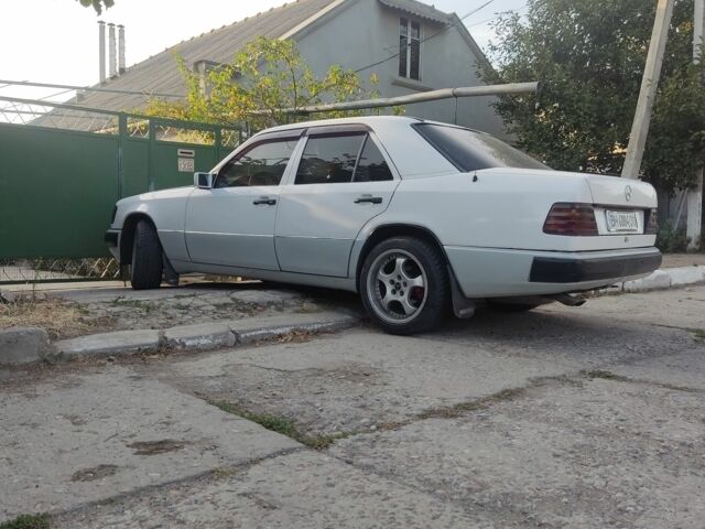 Білий Мерседес 260, об'ємом двигуна 2.6 л та пробігом 400 тис. км за 2500 $, фото 2 на Automoto.ua