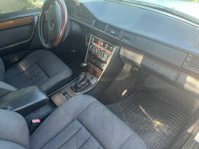 Білий Мерседес 260, об'ємом двигуна 2.6 л та пробігом 400 тис. км за 2500 $, фото 4 на Automoto.ua