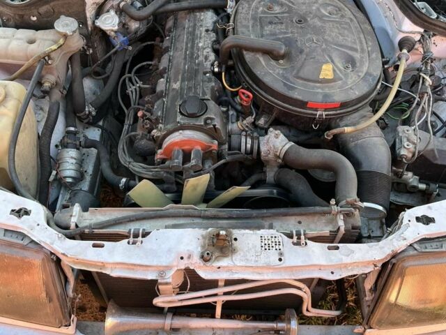 Білий Мерседес 260, об'ємом двигуна 2.6 л та пробігом 400 тис. км за 2500 $, фото 6 на Automoto.ua