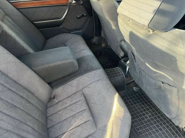 Білий Мерседес 260, об'ємом двигуна 2.6 л та пробігом 400 тис. км за 2500 $, фото 5 на Automoto.ua