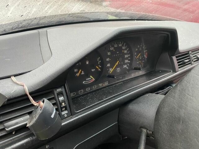 Бежевий Мерседес 260, об'ємом двигуна 2.6 л та пробігом 3 тис. км за 1000 $, фото 2 на Automoto.ua