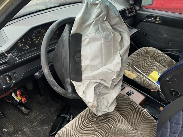 Бежевий Мерседес 260, об'ємом двигуна 2.6 л та пробігом 3 тис. км за 1000 $, фото 4 на Automoto.ua