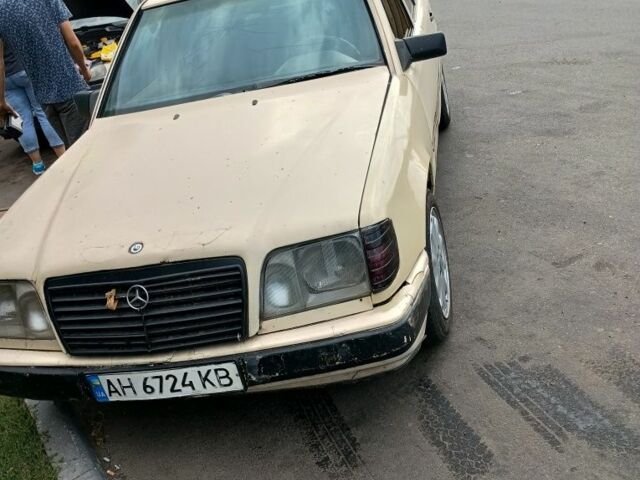 Бежевий Мерседес 260, об'ємом двигуна 2.6 л та пробігом 300 тис. км за 1184 $, фото 1 на Automoto.ua