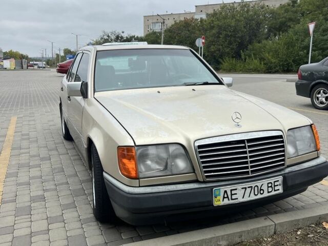 Бежевый Мерседес 260, объемом двигателя 2.6 л и пробегом 250 тыс. км за 1200 $, фото 1 на Automoto.ua