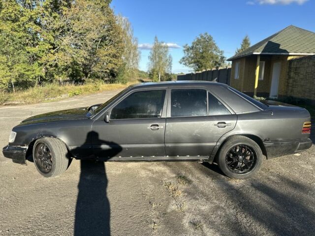 Чорний Мерседес 260, об'ємом двигуна 2.6 л та пробігом 450 тис. км за 2500 $, фото 1 на Automoto.ua