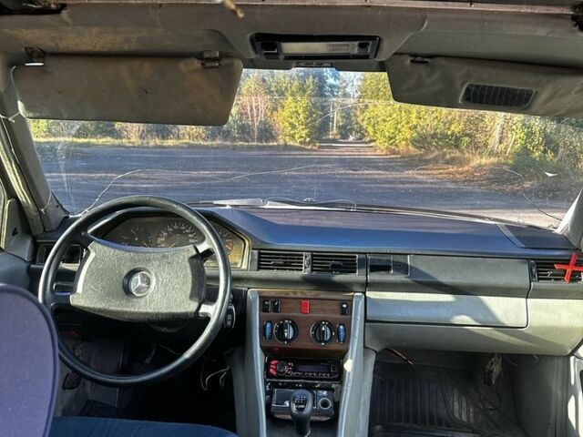 Чорний Мерседес 260, об'ємом двигуна 2.6 л та пробігом 450 тис. км за 2500 $, фото 5 на Automoto.ua