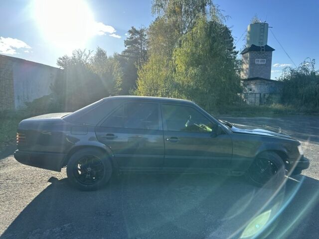 Чорний Мерседес 260, об'ємом двигуна 2.6 л та пробігом 450 тис. км за 2500 $, фото 4 на Automoto.ua