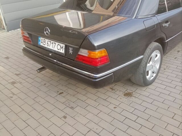 Черный Мерседес 260, объемом двигателя 2.6 л и пробегом 410 тыс. км за 2000 $, фото 1 на Automoto.ua