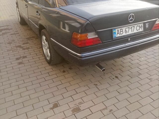 Черный Мерседес 260, объемом двигателя 2.6 л и пробегом 410 тыс. км за 2000 $, фото 2 на Automoto.ua
