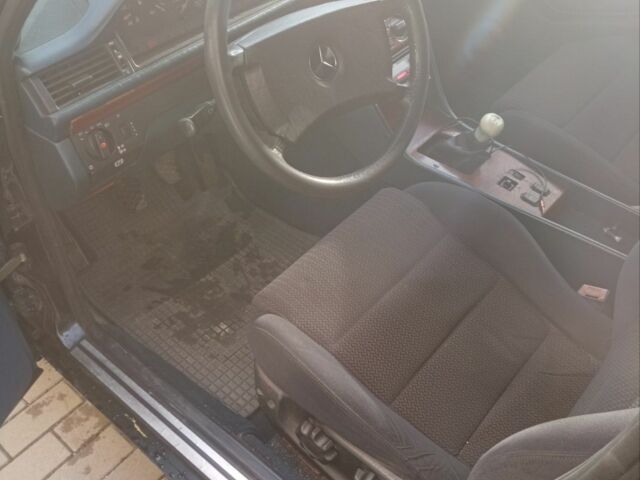 Черный Мерседес 260, объемом двигателя 2.6 л и пробегом 410 тыс. км за 2000 $, фото 5 на Automoto.ua