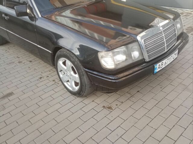 Черный Мерседес 260, объемом двигателя 2.6 л и пробегом 410 тыс. км за 2000 $, фото 3 на Automoto.ua