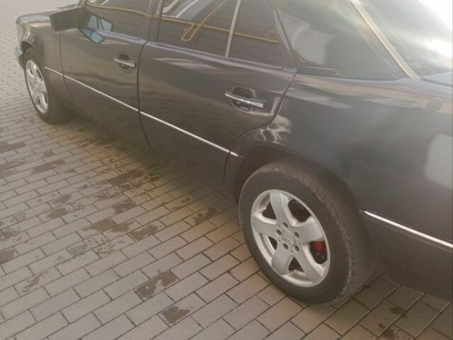 Черный Мерседес 260, объемом двигателя 2.6 л и пробегом 410 тыс. км за 2000 $, фото 6 на Automoto.ua