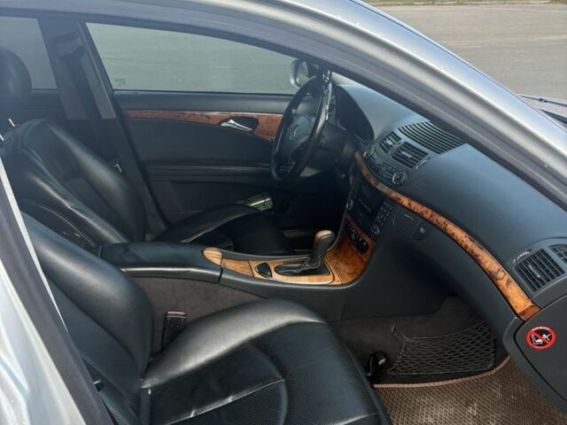 Серый Мерседес 260, объемом двигателя 2.6 л и пробегом 300 тыс. км за 6800 $, фото 6 на Automoto.ua