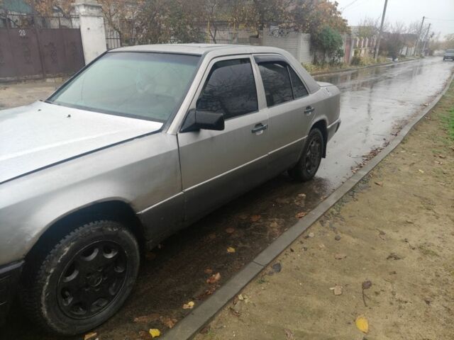 Серый Мерседес 260, объемом двигателя 3 л и пробегом 2 тыс. км за 1050 $, фото 2 на Automoto.ua