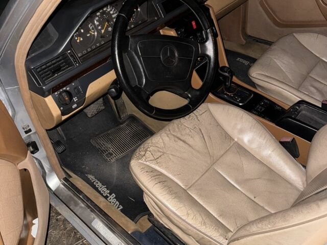 Мерседес 260 1988 у Новомосковске на Automoto.ua Сірий Мерседес 260, об'ємом двигуна 2.6 л та пробігом 400 тис. км за 1500 $, фото 1 на Automoto.ua