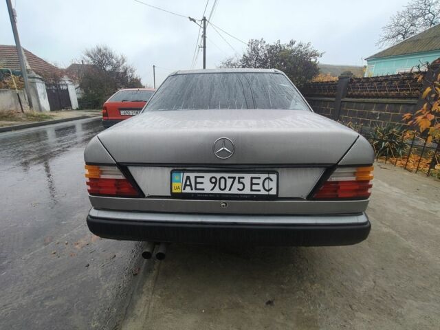 Серый Мерседес 260, объемом двигателя 3 л и пробегом 2 тыс. км за 1050 $, фото 7 на Automoto.ua