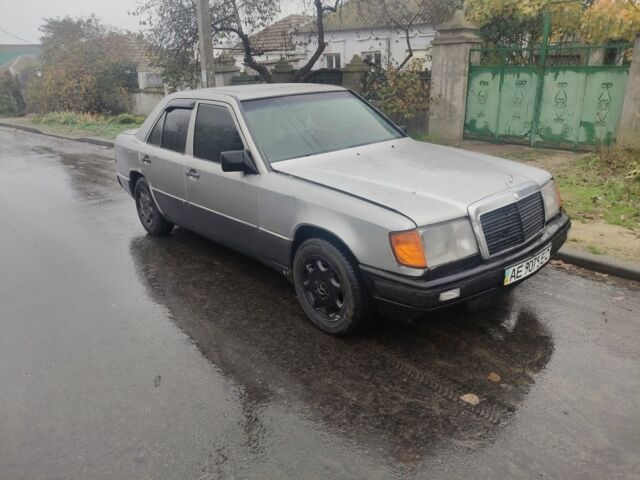 Серый Мерседес 260, объемом двигателя 3 л и пробегом 2 тыс. км за 1050 $, фото 1 на Automoto.ua