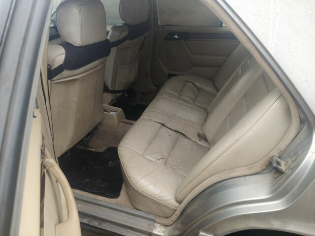 Серый Мерседес 260, объемом двигателя 3 л и пробегом 2 тыс. км за 1050 $, фото 4 на Automoto.ua