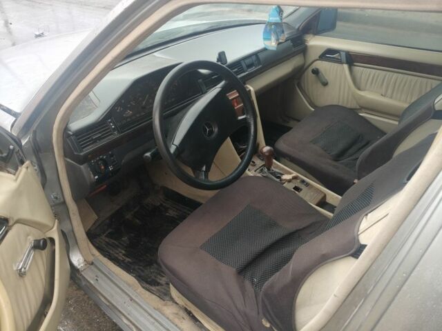 Серый Мерседес 260, объемом двигателя 3 л и пробегом 2 тыс. км за 1050 $, фото 3 на Automoto.ua