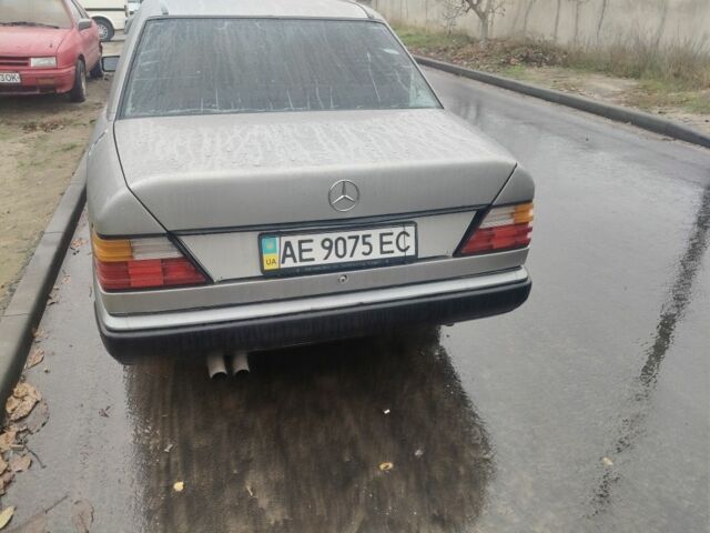 Серый Мерседес 260, объемом двигателя 3 л и пробегом 2 тыс. км за 1050 $, фото 5 на Automoto.ua