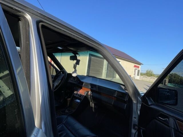 Сірий Мерседес 260, об'ємом двигуна 2.6 л та пробігом 400 тис. км за 2700 $, фото 3 на Automoto.ua