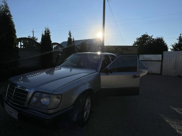 Сірий Мерседес 260, об'ємом двигуна 2.6 л та пробігом 400 тис. км за 2700 $, фото 1 на Automoto.ua