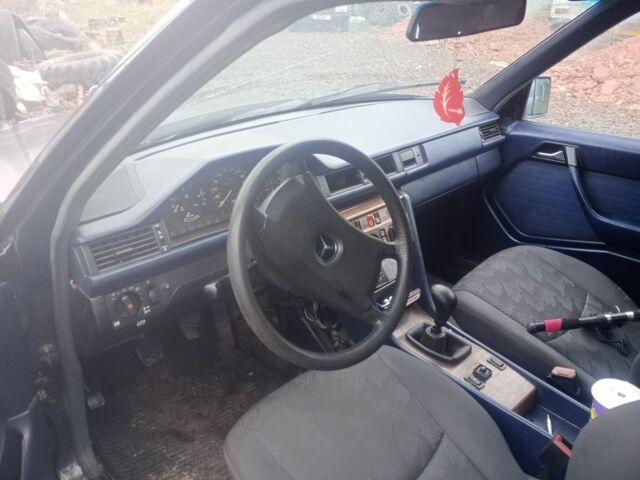 Синий Мерседес 260, объемом двигателя 2.6 л и пробегом 400 тыс. км за 1450 $, фото 4 на Automoto.ua