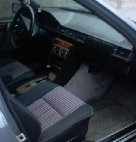 Синій Мерседес 260, об'ємом двигуна 2.5 л та пробігом 256 тис. км за 2500 $, фото 3 на Automoto.ua