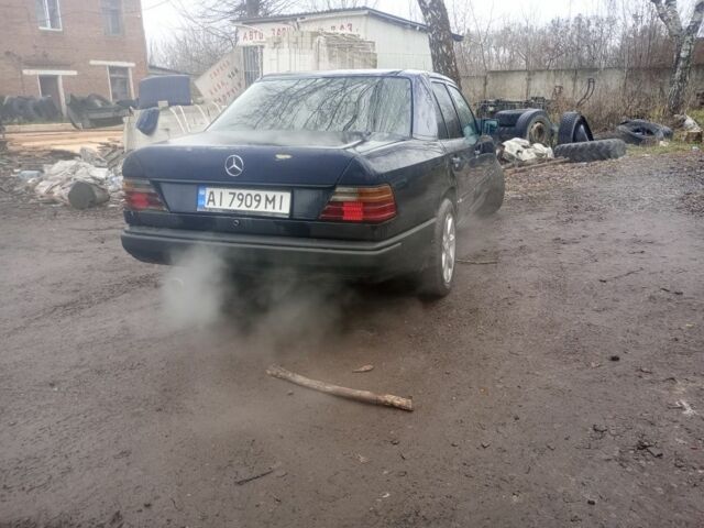 Синий Мерседес 260, объемом двигателя 2.6 л и пробегом 400 тыс. км за 1450 $, фото 2 на Automoto.ua