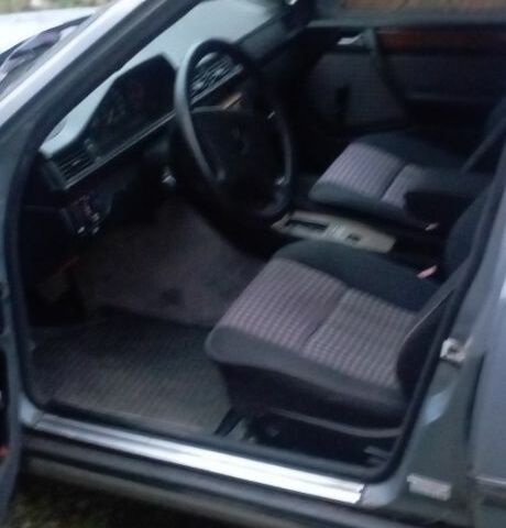 Синій Мерседес 260, об'ємом двигуна 2.5 л та пробігом 256 тис. км за 2500 $, фото 4 на Automoto.ua