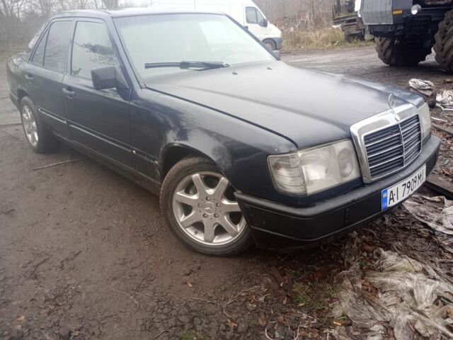 Синий Мерседес 260, объемом двигателя 2.6 л и пробегом 400 тыс. км за 1450 $, фото 1 на Automoto.ua