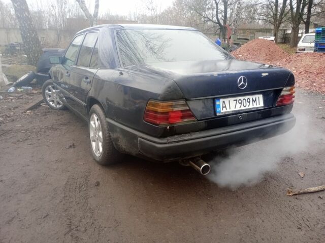 Синий Мерседес 260, объемом двигателя 2.6 л и пробегом 400 тыс. км за 1450 $, фото 3 на Automoto.ua