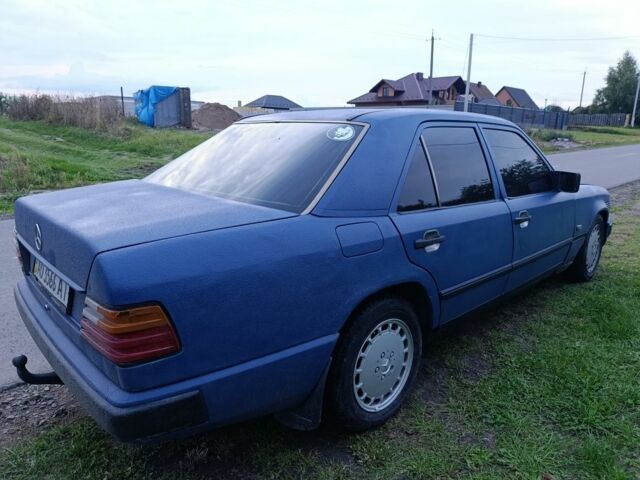 Синій Мерседес 260, об'ємом двигуна 2.6 л та пробігом 317 тис. км за 1100 $, фото 4 на Automoto.ua