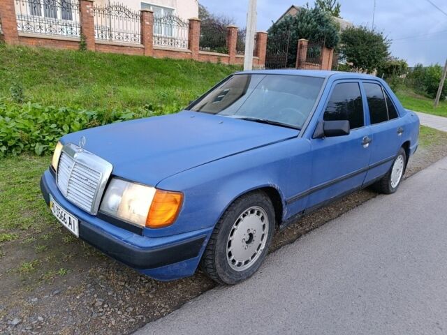 Синій Мерседес 260, об'ємом двигуна 2.6 л та пробігом 317 тис. км за 1100 $, фото 1 на Automoto.ua