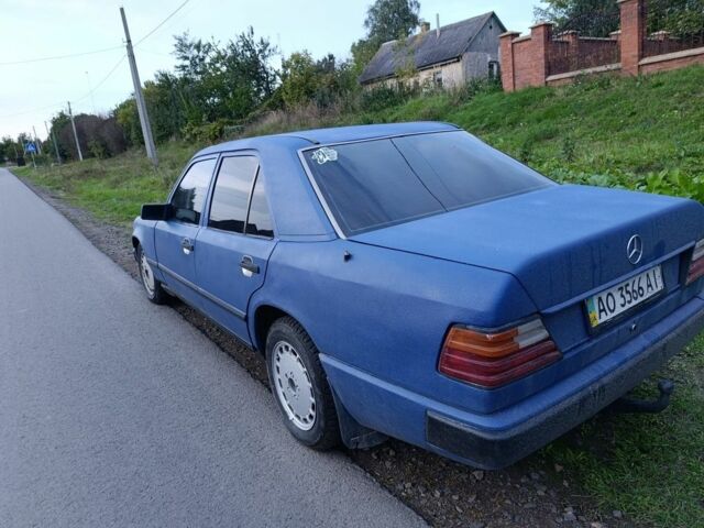 Синій Мерседес 260, об'ємом двигуна 2.6 л та пробігом 317 тис. км за 1100 $, фото 2 на Automoto.ua