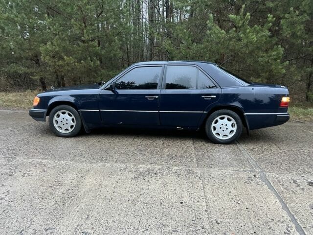 Синий Мерседес 260, объемом двигателя 2.6 л и пробегом 350 тыс. км за 1250 $, фото 3 на Automoto.ua